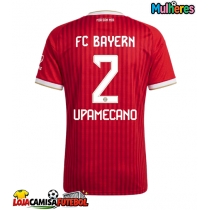 Camisa de Futebol Bayern Munich Dayot Upamecano #2 Equipamento Principal Mulheres 2026-27 Manga Curta